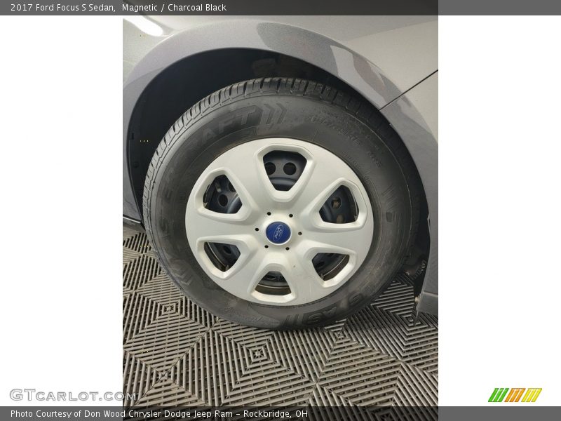 Magnetic / Charcoal Black 2017 Ford Focus S Sedan