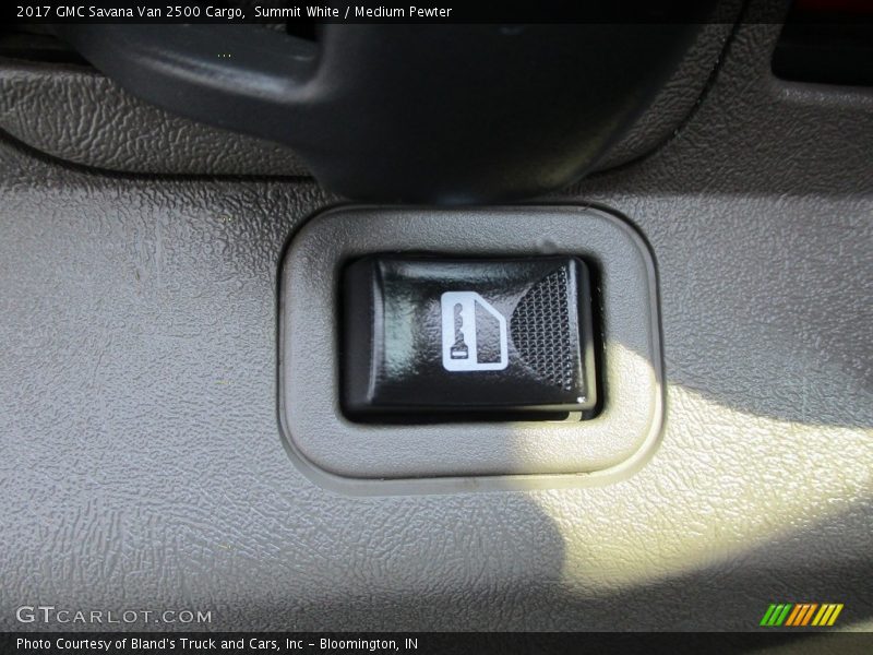 Summit White / Medium Pewter 2017 GMC Savana Van 2500 Cargo