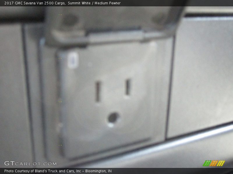 Summit White / Medium Pewter 2017 GMC Savana Van 2500 Cargo