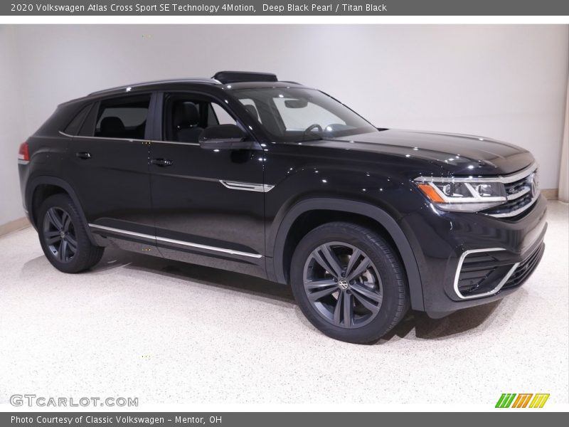 Front 3/4 View of 2020 Atlas Cross Sport SE Technology 4Motion