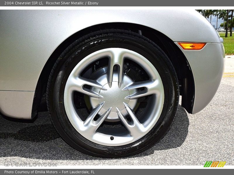 Ricochet Silver Metallic / Ebony 2004 Chevrolet SSR LS