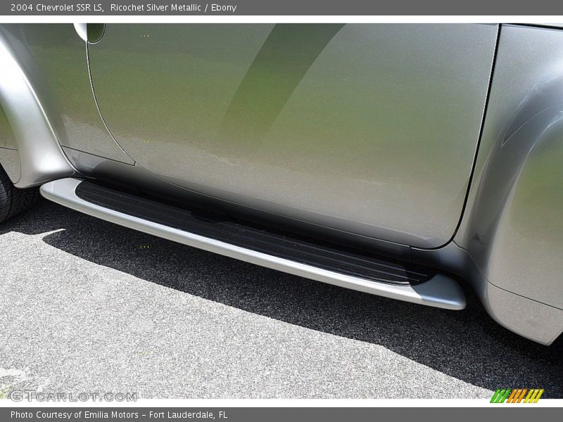 Ricochet Silver Metallic / Ebony 2004 Chevrolet SSR LS