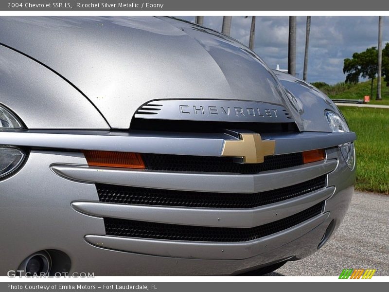 Ricochet Silver Metallic / Ebony 2004 Chevrolet SSR LS