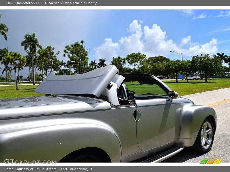 Ricochet Silver Metallic / Ebony 2004 Chevrolet SSR LS