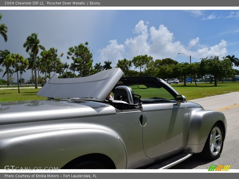 Ricochet Silver Metallic / Ebony 2004 Chevrolet SSR LS