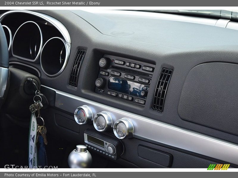 Ricochet Silver Metallic / Ebony 2004 Chevrolet SSR LS