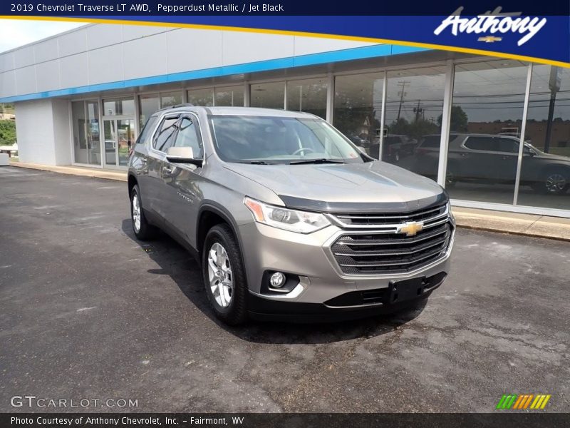 Pepperdust Metallic / Jet Black 2019 Chevrolet Traverse LT AWD