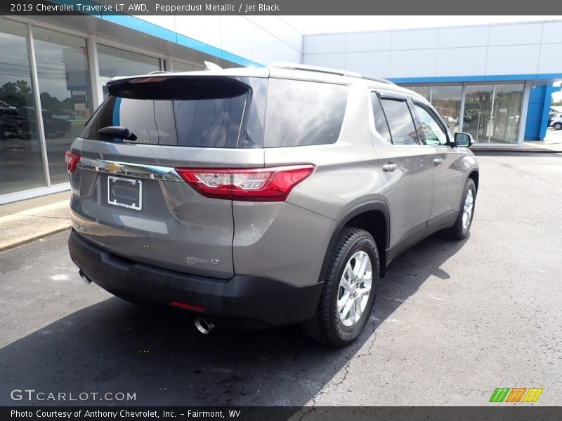 Pepperdust Metallic / Jet Black 2019 Chevrolet Traverse LT AWD