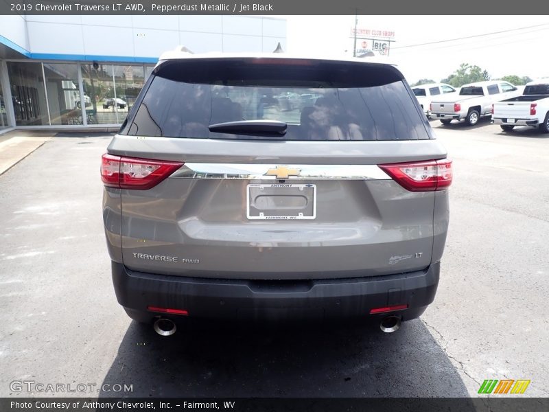 Pepperdust Metallic / Jet Black 2019 Chevrolet Traverse LT AWD