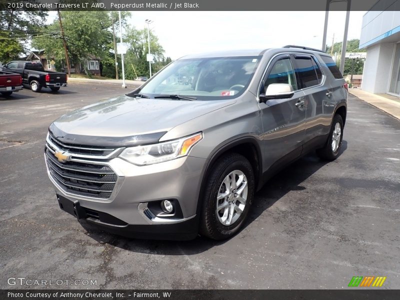 Pepperdust Metallic / Jet Black 2019 Chevrolet Traverse LT AWD
