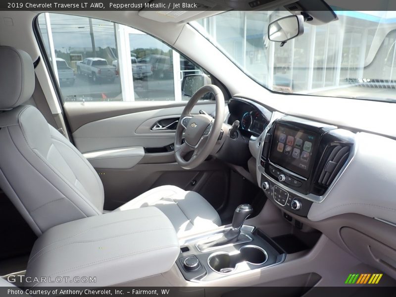 Pepperdust Metallic / Jet Black 2019 Chevrolet Traverse LT AWD