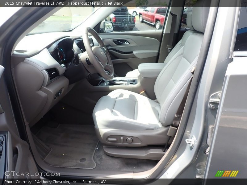 Pepperdust Metallic / Jet Black 2019 Chevrolet Traverse LT AWD