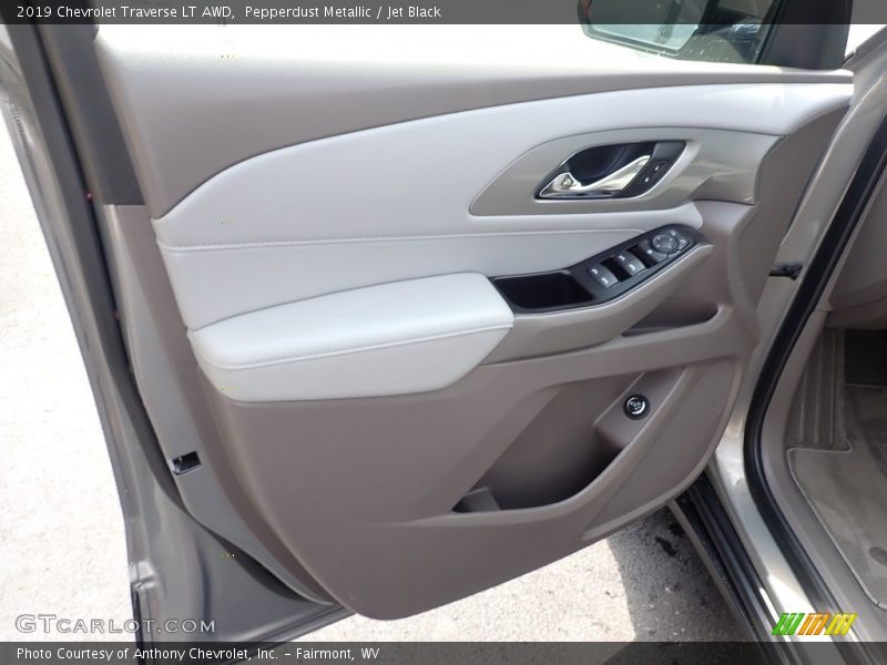Pepperdust Metallic / Jet Black 2019 Chevrolet Traverse LT AWD