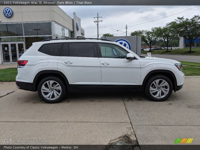 Pure White / Titan Black 2021 Volkswagen Atlas SE 4Motion