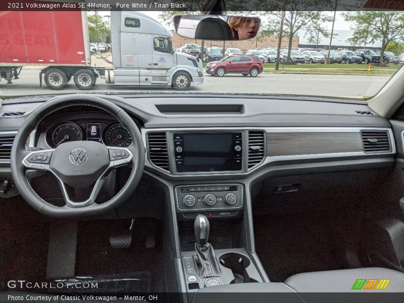 Pure White / Titan Black 2021 Volkswagen Atlas SE 4Motion