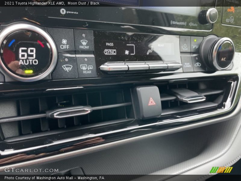 Moon Dust / Black 2021 Toyota Highlander XLE AWD