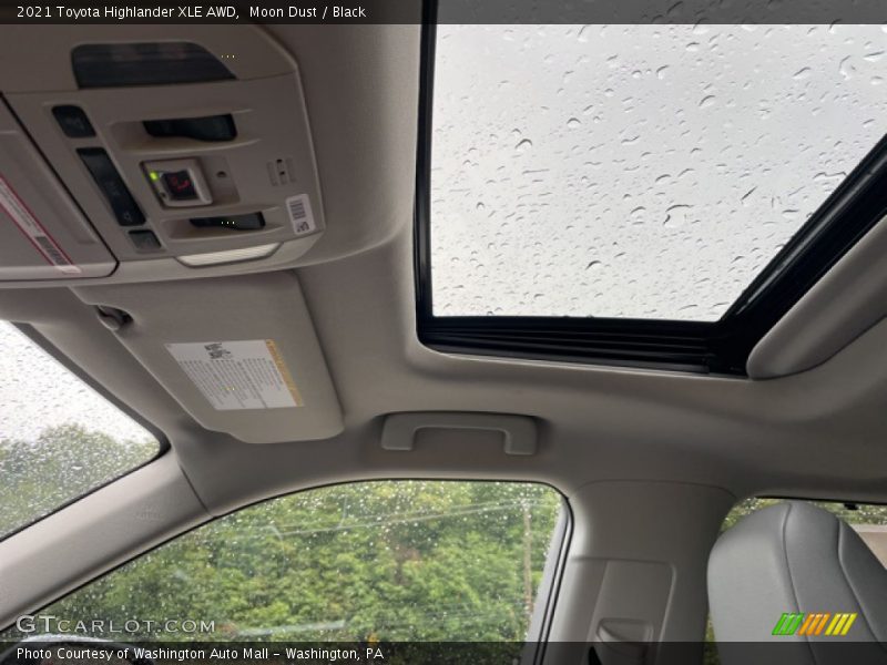 Moon Dust / Black 2021 Toyota Highlander XLE AWD