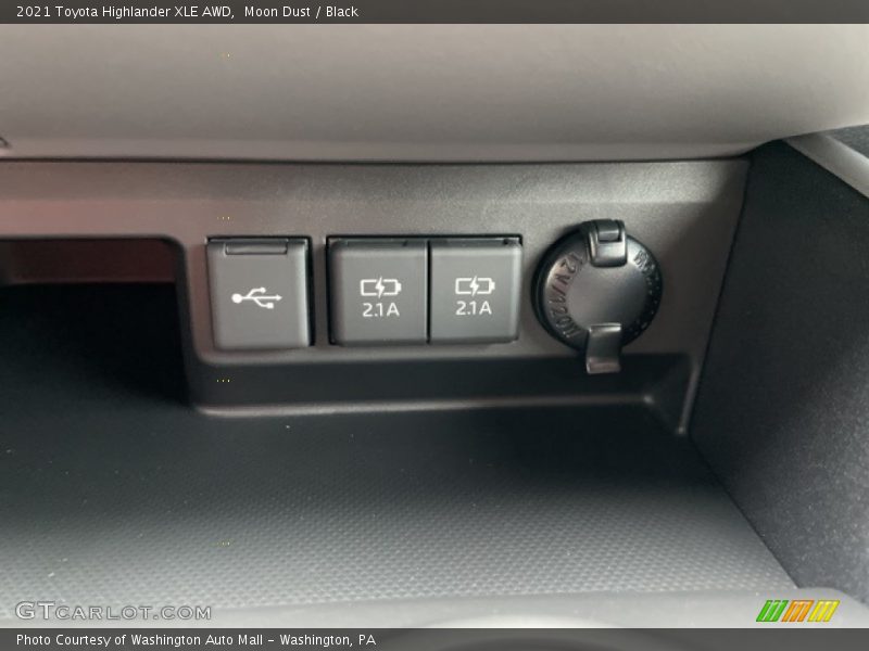 Moon Dust / Black 2021 Toyota Highlander XLE AWD