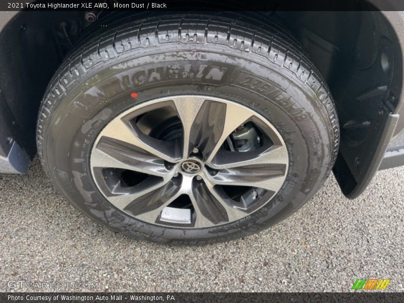 Moon Dust / Black 2021 Toyota Highlander XLE AWD