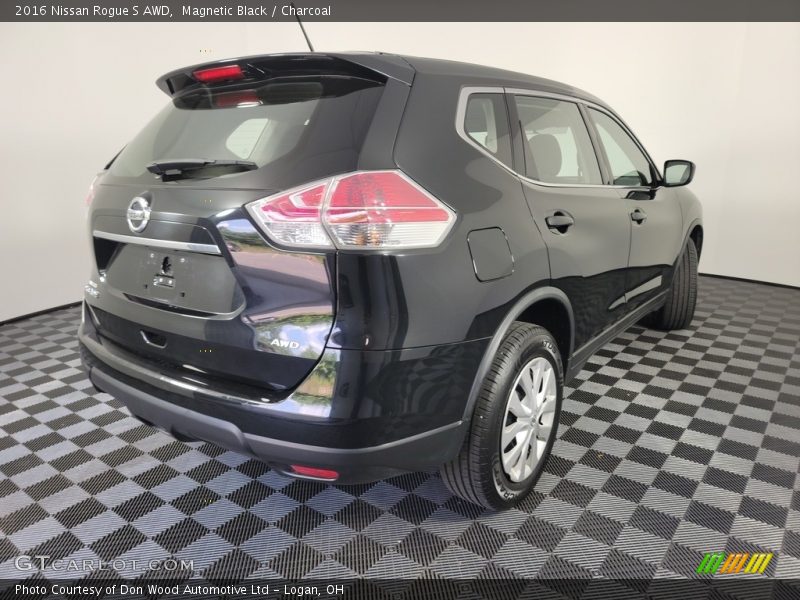 Magnetic Black / Charcoal 2016 Nissan Rogue S AWD