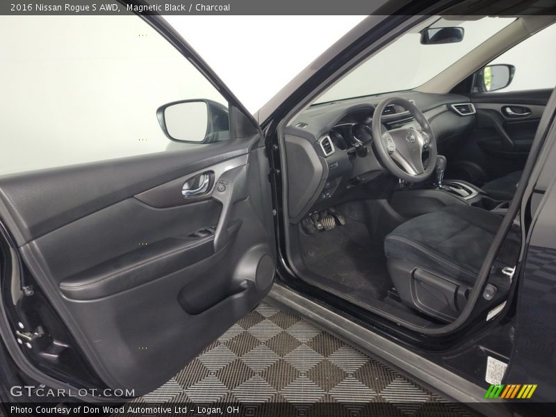 Magnetic Black / Charcoal 2016 Nissan Rogue S AWD