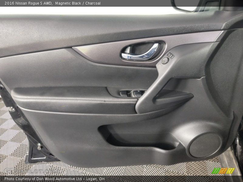 Magnetic Black / Charcoal 2016 Nissan Rogue S AWD
