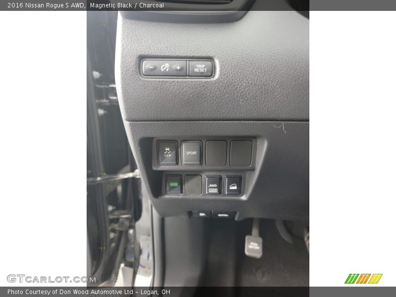 Magnetic Black / Charcoal 2016 Nissan Rogue S AWD