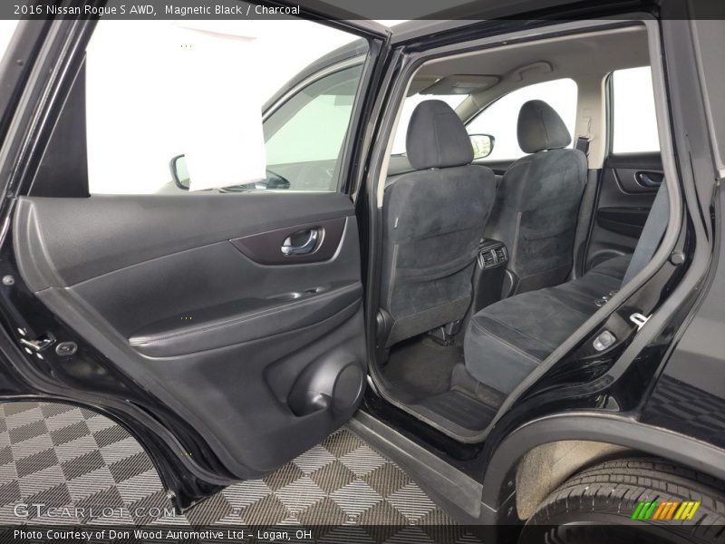 Magnetic Black / Charcoal 2016 Nissan Rogue S AWD