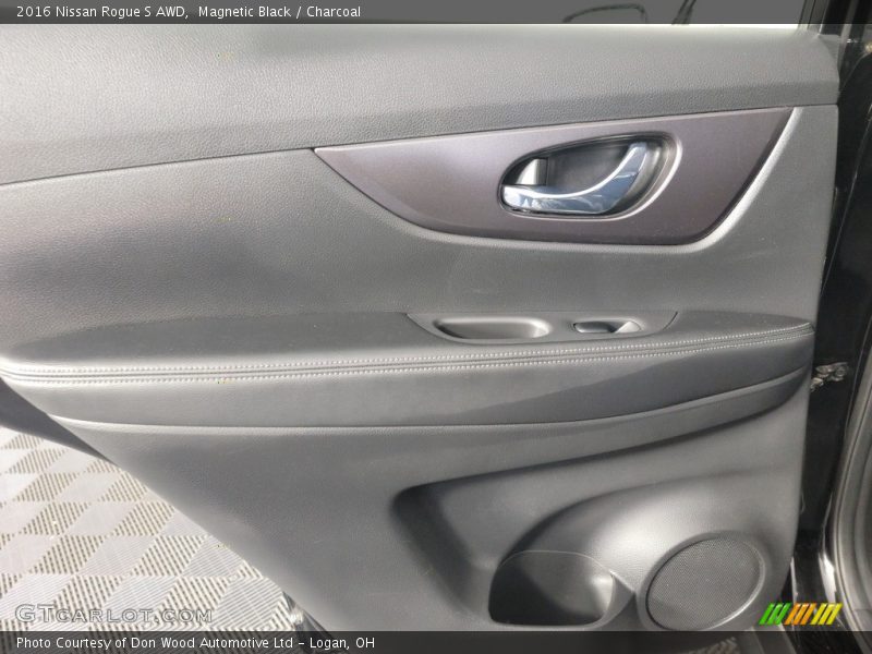 Magnetic Black / Charcoal 2016 Nissan Rogue S AWD