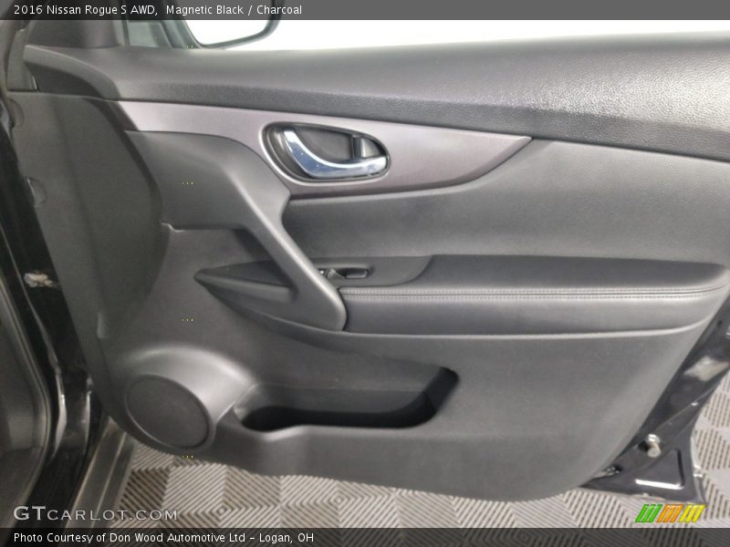 Magnetic Black / Charcoal 2016 Nissan Rogue S AWD