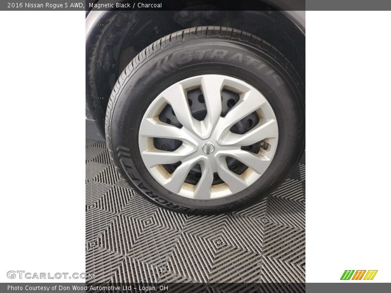 Magnetic Black / Charcoal 2016 Nissan Rogue S AWD