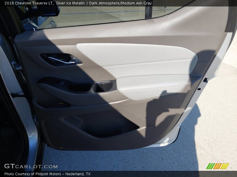Silver Ice Metallic / Dark Atmosphere/Medium Ash Gray 2018 Chevrolet Traverse LT