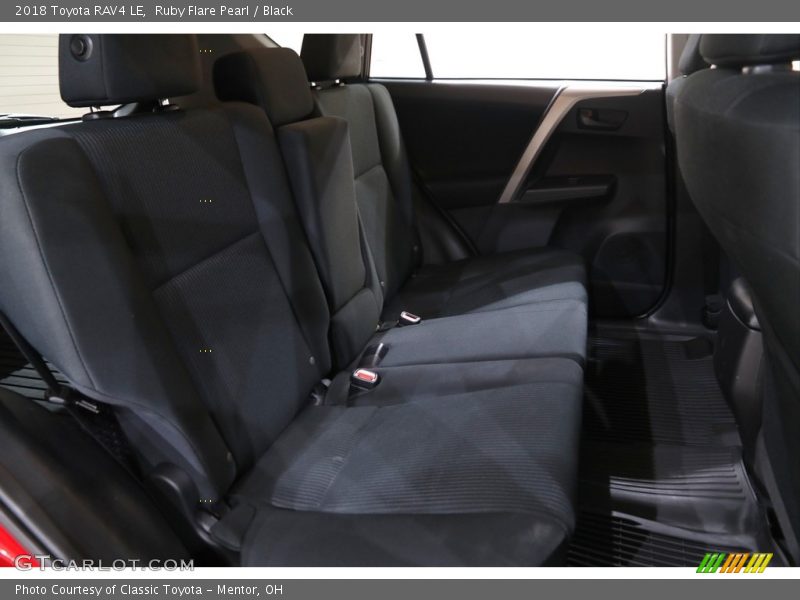 Ruby Flare Pearl / Black 2018 Toyota RAV4 LE