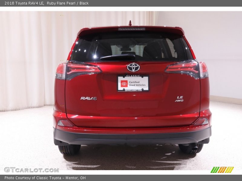 Ruby Flare Pearl / Black 2018 Toyota RAV4 LE