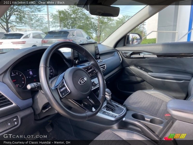 Clear White / Black 2021 Kia Seltos S AWD