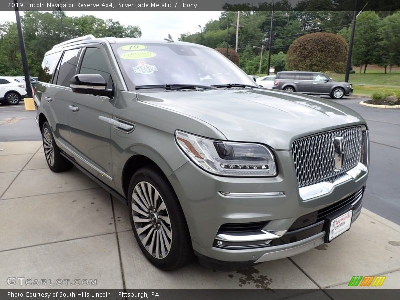 Front 3/4 View of 2019 Navigator Reserve 4x4