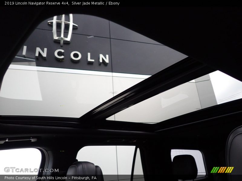 Sunroof of 2019 Navigator Reserve 4x4