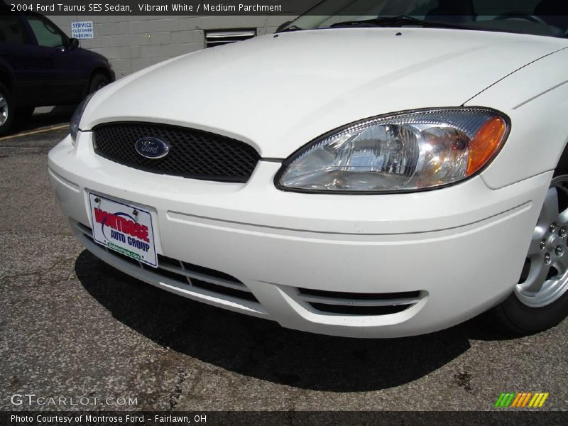 Vibrant White / Medium Parchment 2004 Ford Taurus SES Sedan