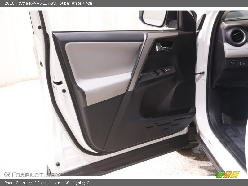 Super White / Ash 2018 Toyota RAV4 XLE AWD
