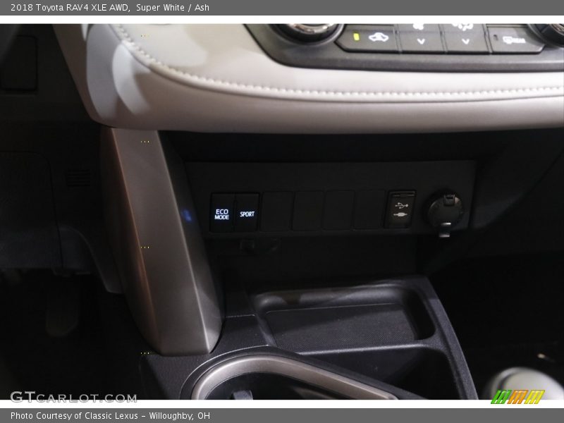 Super White / Ash 2018 Toyota RAV4 XLE AWD