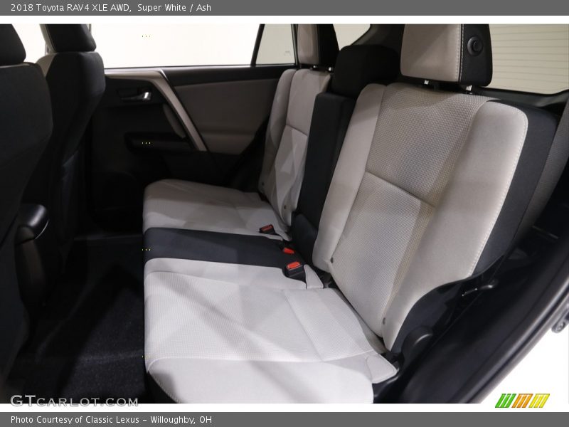 Super White / Ash 2018 Toyota RAV4 XLE AWD