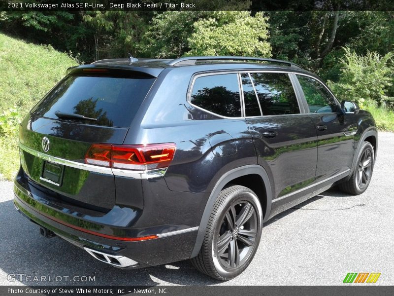 Deep Black Pearl / Titan Black 2021 Volkswagen Atlas SE R-Line