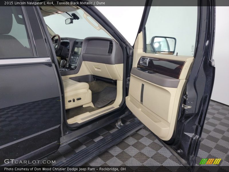 Door Panel of 2015 Navigator L 4x4