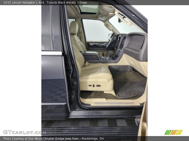 Front Seat of 2015 Navigator L 4x4