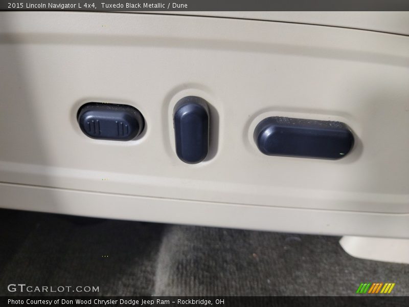 Front Seat of 2015 Navigator L 4x4