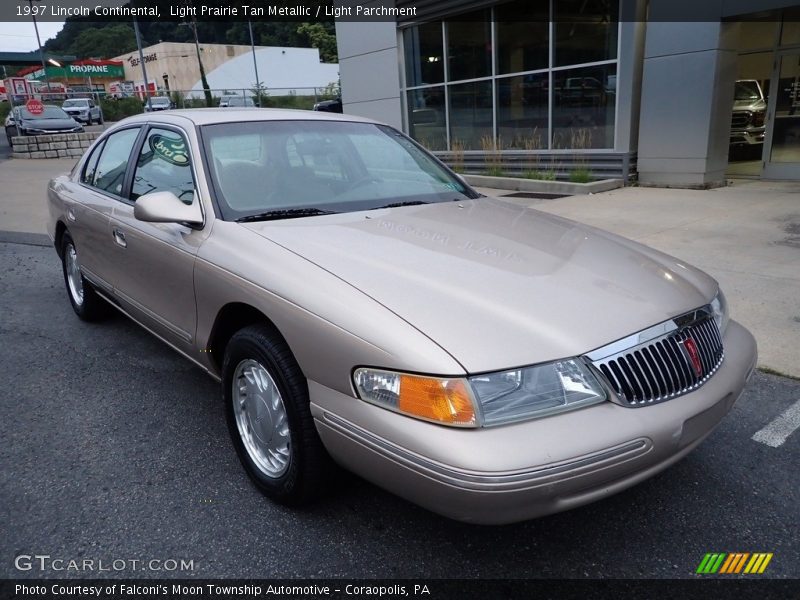 Front 3/4 View of 1997 Continental 