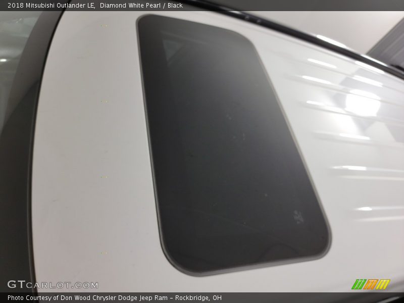 Diamond White Pearl / Black 2018 Mitsubishi Outlander LE