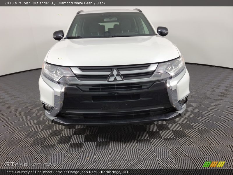 Diamond White Pearl / Black 2018 Mitsubishi Outlander LE