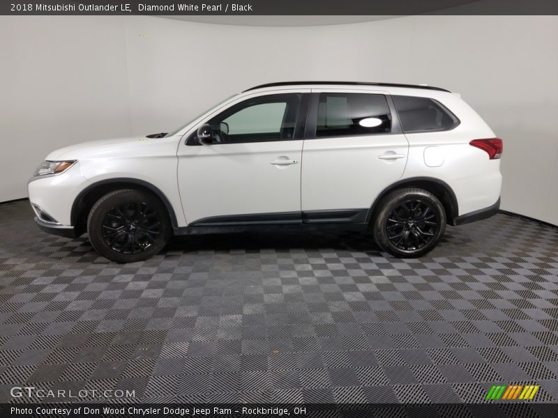 Diamond White Pearl / Black 2018 Mitsubishi Outlander LE