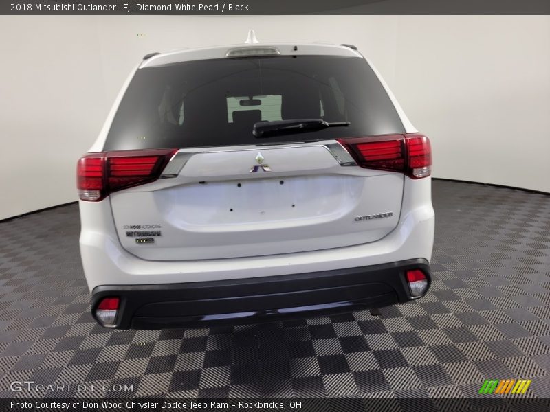 Diamond White Pearl / Black 2018 Mitsubishi Outlander LE